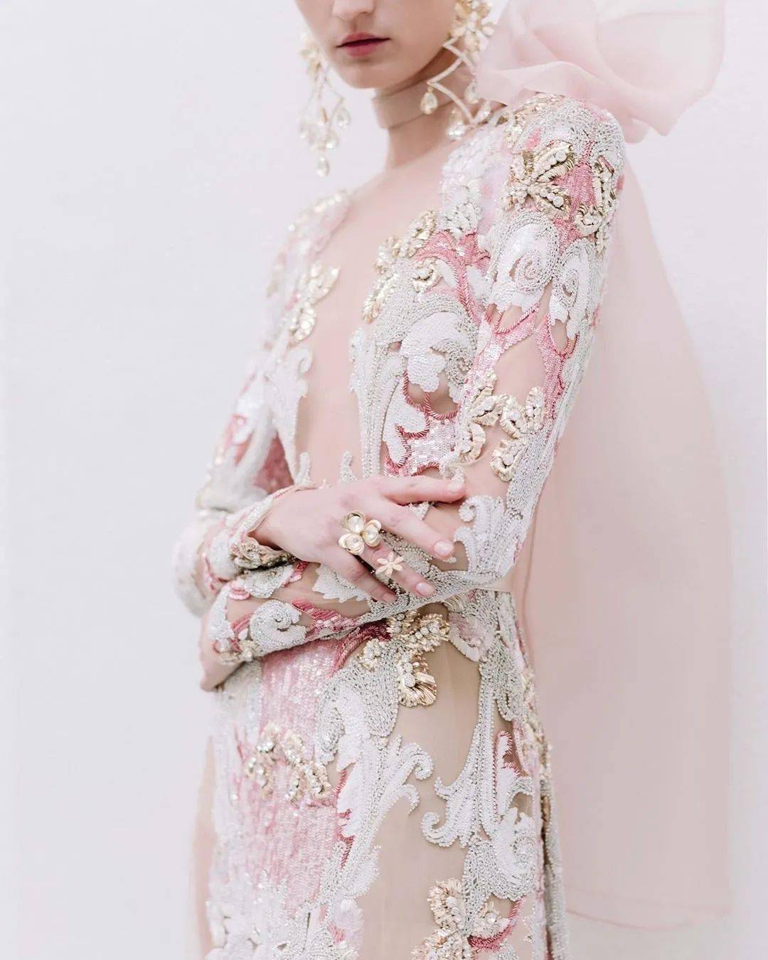 Saab|下凡历劫这么苦,为什么不打扮得再美一些呢?交织着华丽Elie Saab在斜阳下闪烁着光芒