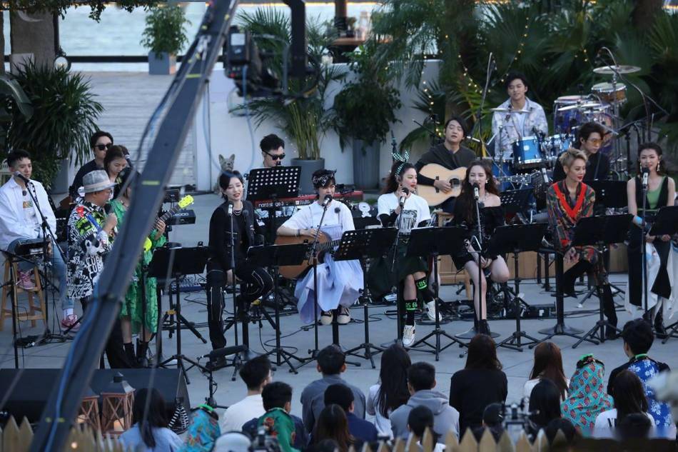 李斯丹妮|乘风破浪的姐姐路演张雨绮坐C位 徐峥和姐姐们共舞好妖娆