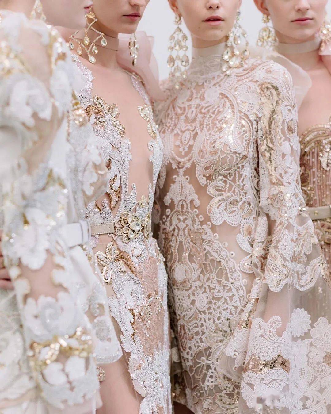 Saab|下凡历劫这么苦,为什么不打扮得再美一些呢?交织着华丽Elie Saab在斜阳下闪烁着光芒