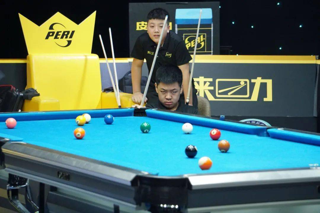 中式台球双打赛 双方势均力敌 10:10平局