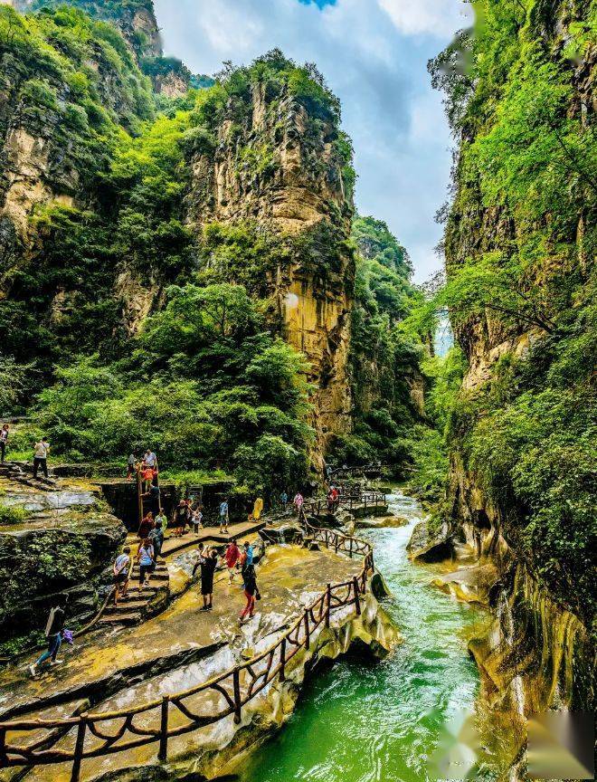 下午参观太行大峡谷旅游景区,寻访八百里太行最美风景,穿越三大核心区