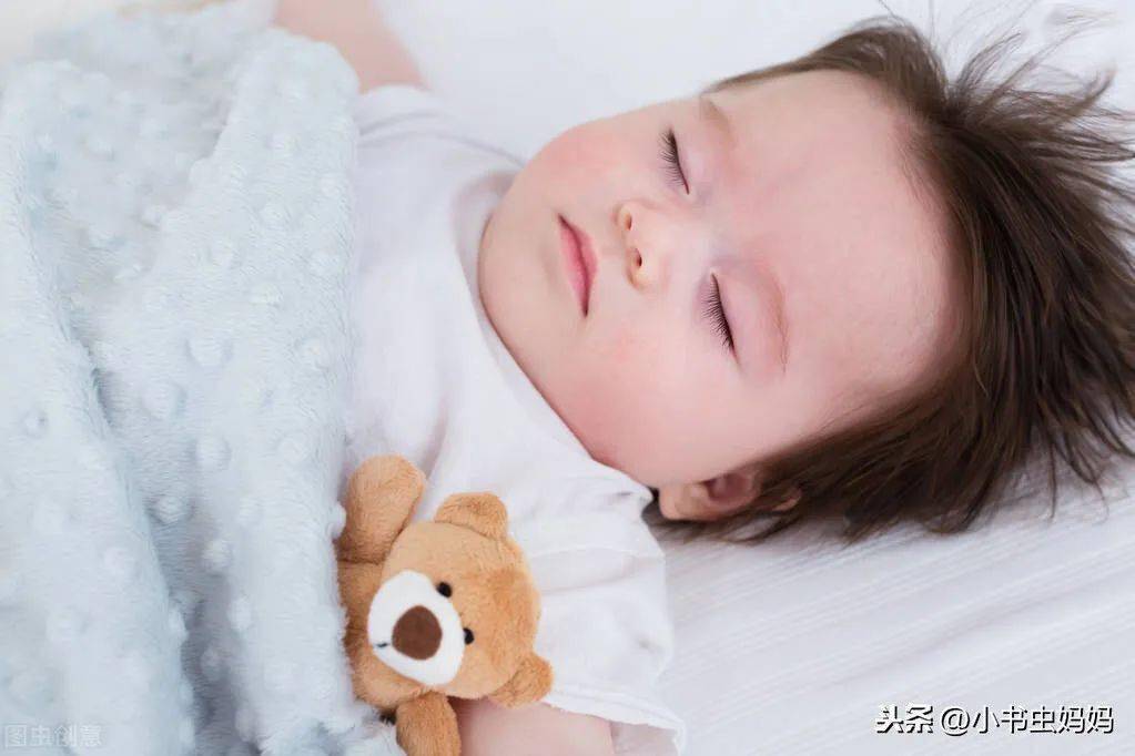 年龄|小睡的时间和次数不同宝宝一天需要小睡几次？不同年龄的孩子