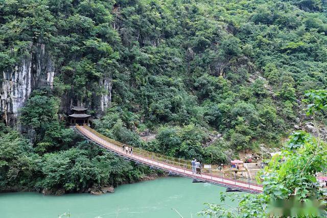 花江大峡谷铁索桥,正在游玩的游客