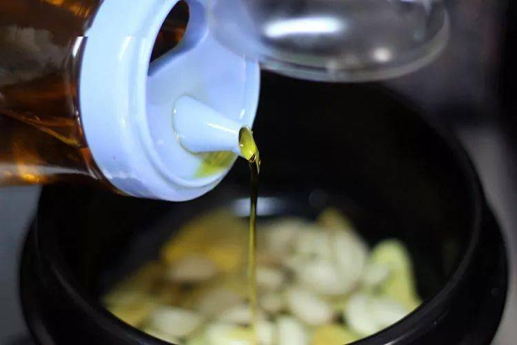 美味|这道干锅排骨也太美味了吧！隔壁邻居家的小孩都馋哭了！