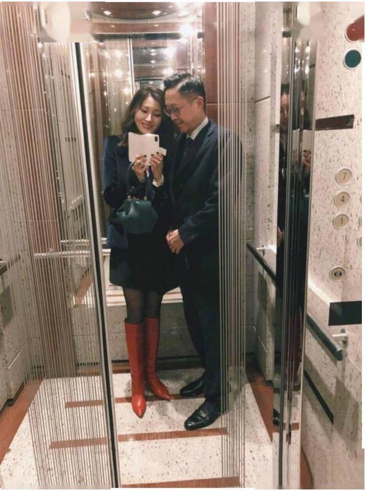 豪门|50岁李嘉欣晒素颜自拍，皮肤白皙细腻如少女，豪门阔太范儿十足