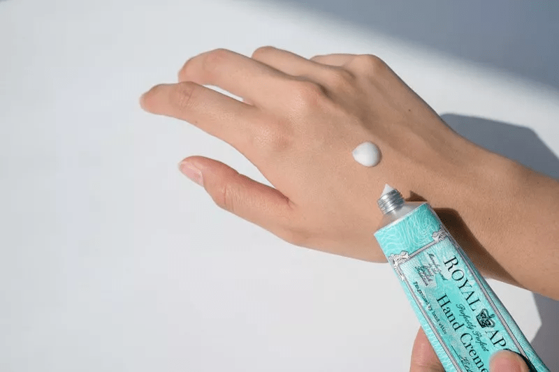 Royal|让贝嫂为之着迷的护手霜！英王室200年香氛配方，让双手回归婴儿般娇嫩！