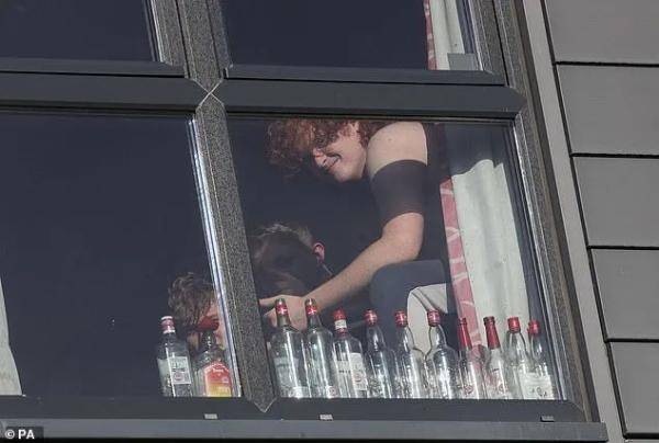 开新|英国大学生们想出新玩法！开新冠派对：不确诊不让进