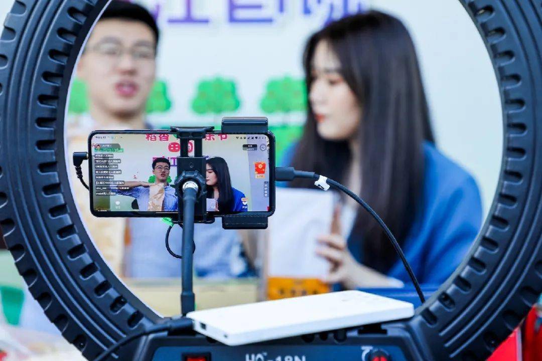 来游玩的游客一饱口福直播网红们进行线上售货推广销售百江特色农副产品