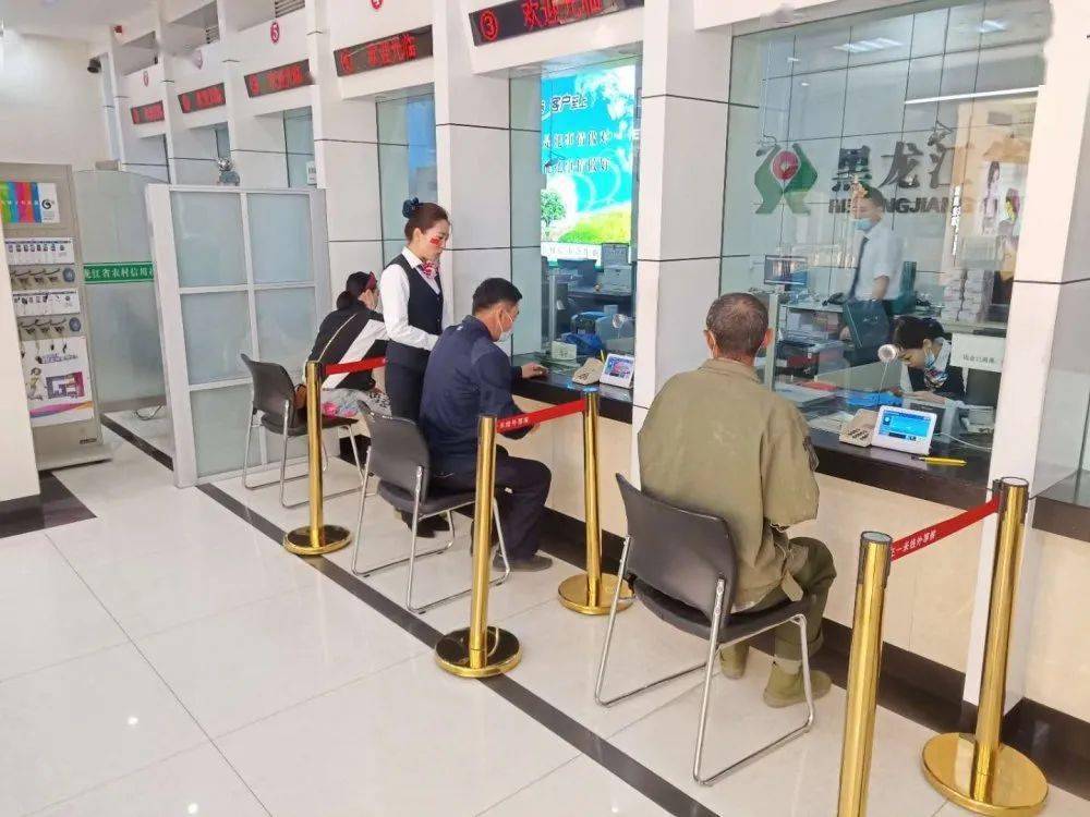 作联社：员工坚守工作岗位，舍小家为大家，为客户提供便利的金融服务。邮政鹤岗分公司：十一我在岗，服务不