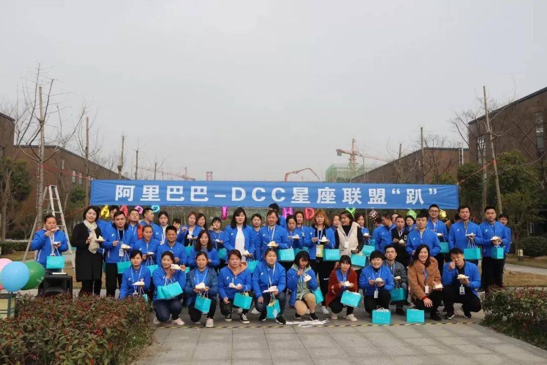 生活|布满银亮金属的工厂车间，亮起生日的烛光