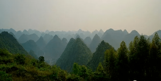 山岭连绵起伏,山峰巍峨耸立,风景美不胜收.