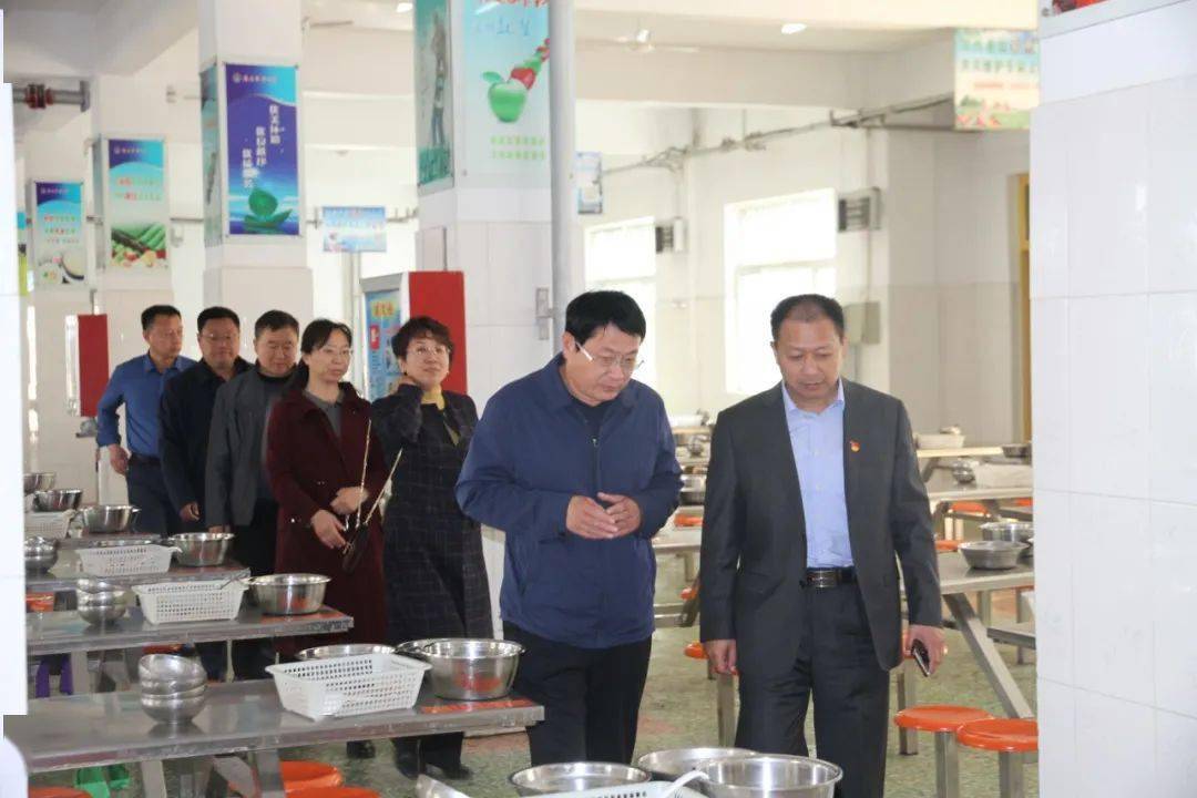 县教体局党组书记王怀礼到实验中学调研指导工作