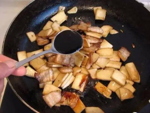 炒什么菜需要放酱油啊 3fa2457f4cfd41c59f34713bea8da562.jpeg