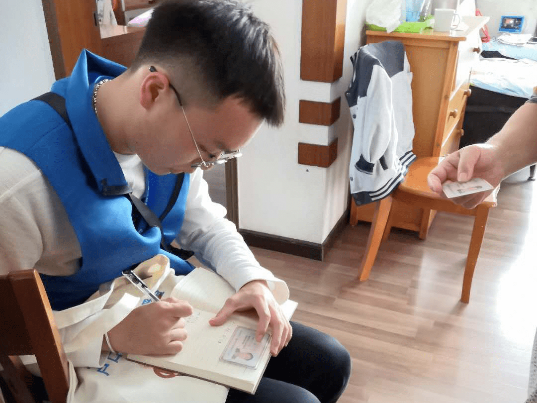 人口调查敲门吗_当幸福来敲门(2)