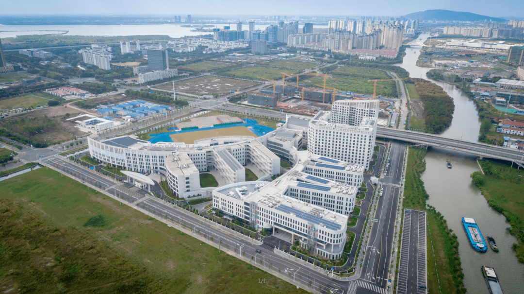 cwa世华学校位于常熟市高新开发区昆承湖附近,羿家路甲8号,占地约120