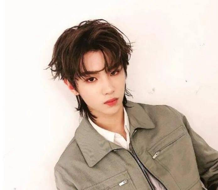 发丝|秋风吹拂发丝的温柔~是暖男啊