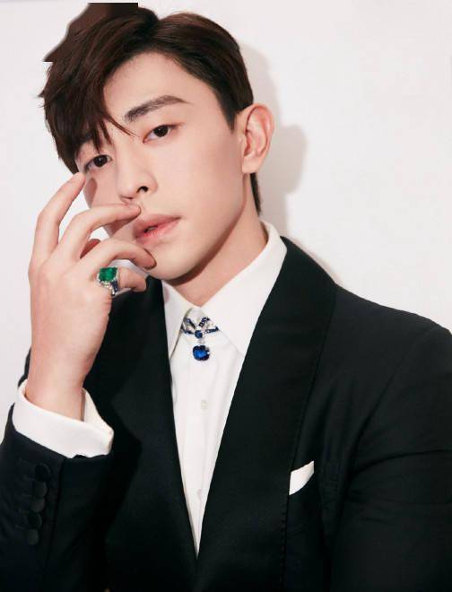 珠光宝气|邓伦珠光宝气大片发布 戴巴洛克风珠宝配饰气场足