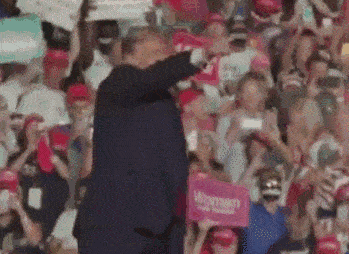 现场视频：特朗普没戴口罩重返竞选活动，演讲结束后还舞了起来插图1