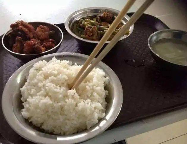 吃饭时不许筷子插在碗里