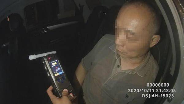 郑州一男子酒驾被查现场耍赖，连吹8次气才测出