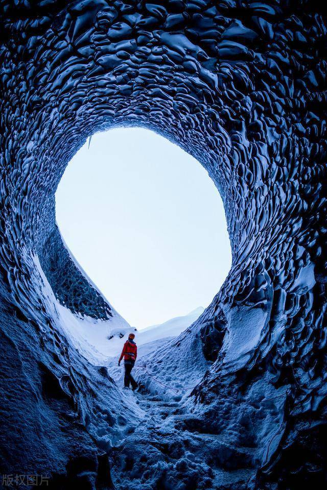 国外冒险家拍摄冰岛梦幻冰洞美如蓝色玛瑙网友似在外太空