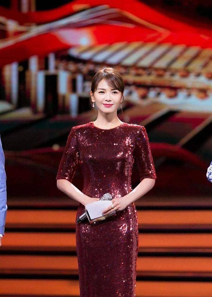 何炅|何炅“电梯穿越”出场？颁奖晚会搭档是她……