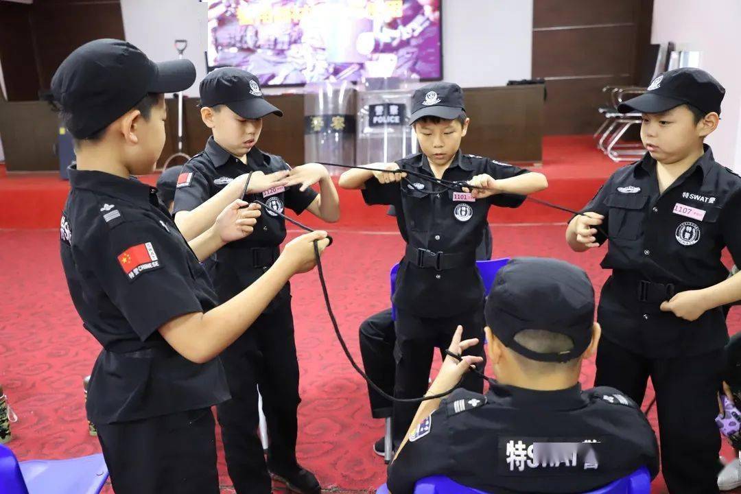 通过学习使小特警们了解警绳是约束性警械,根据法律规定,在追捕和押解