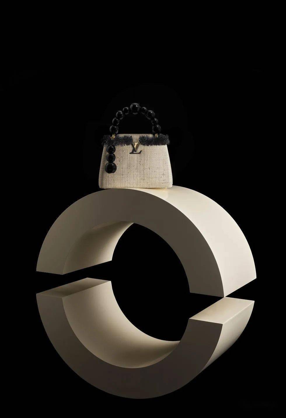 手袋|艺术升级丨LV 推出全球限量 200 只的 Arty Capucines 系列