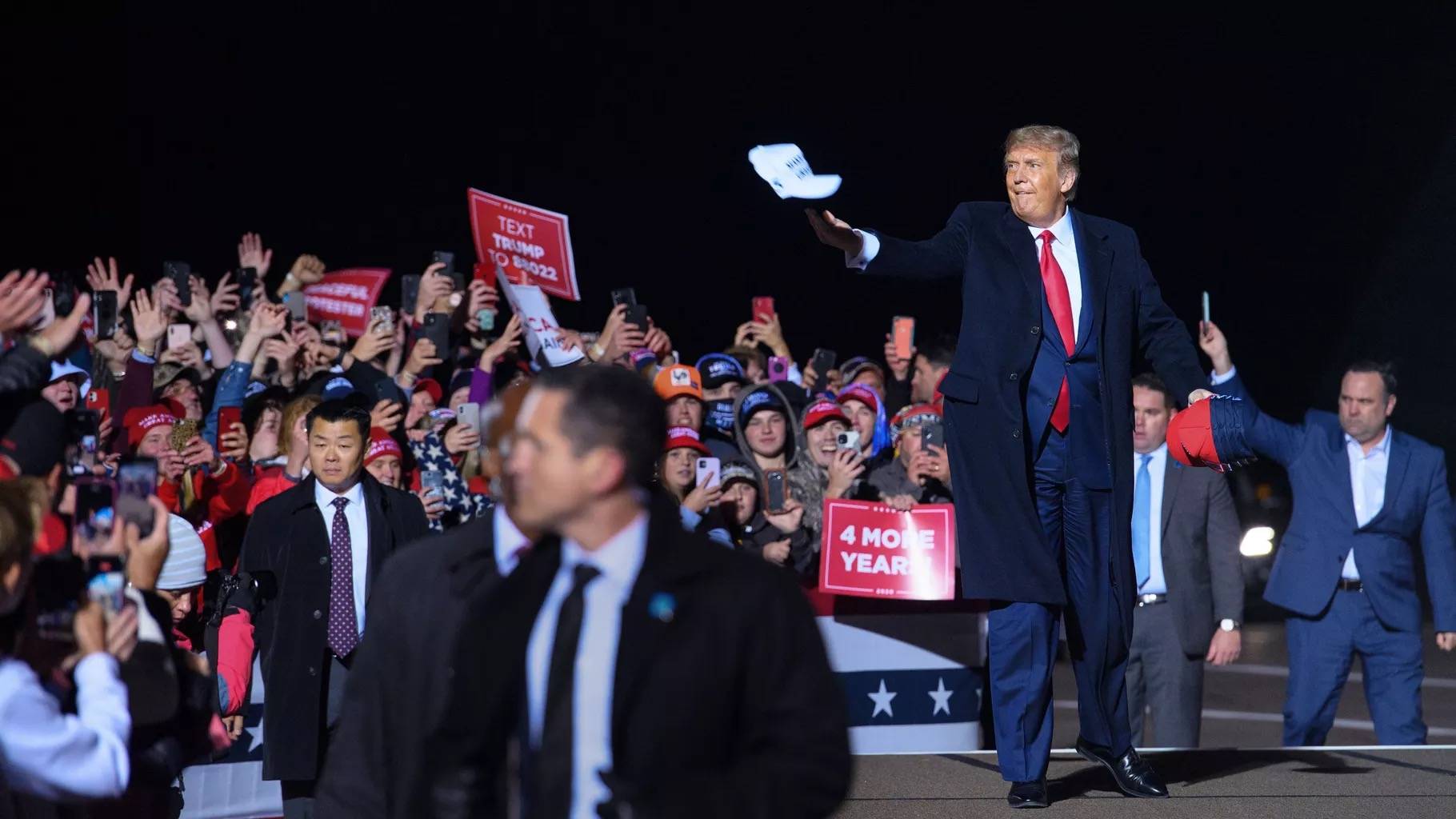 特朗普开启打飞的“拼命模式”，复制4年前大选