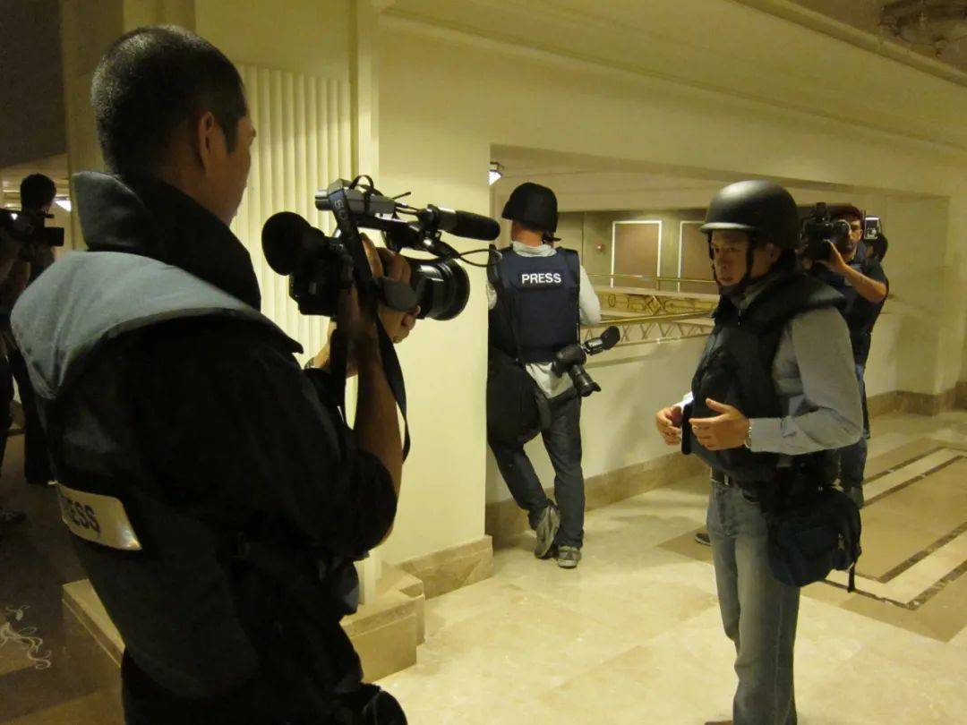 那个在伊拉克拍短视频的男人，是个狠人