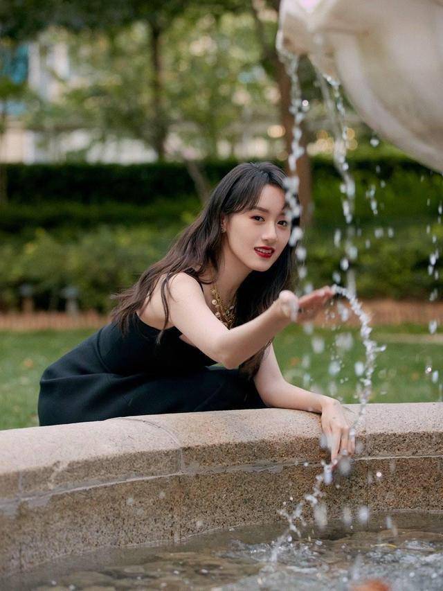 袁冰妍诠释新港风!一袭简约黑裙优雅又大方,微卷长发美翻全场