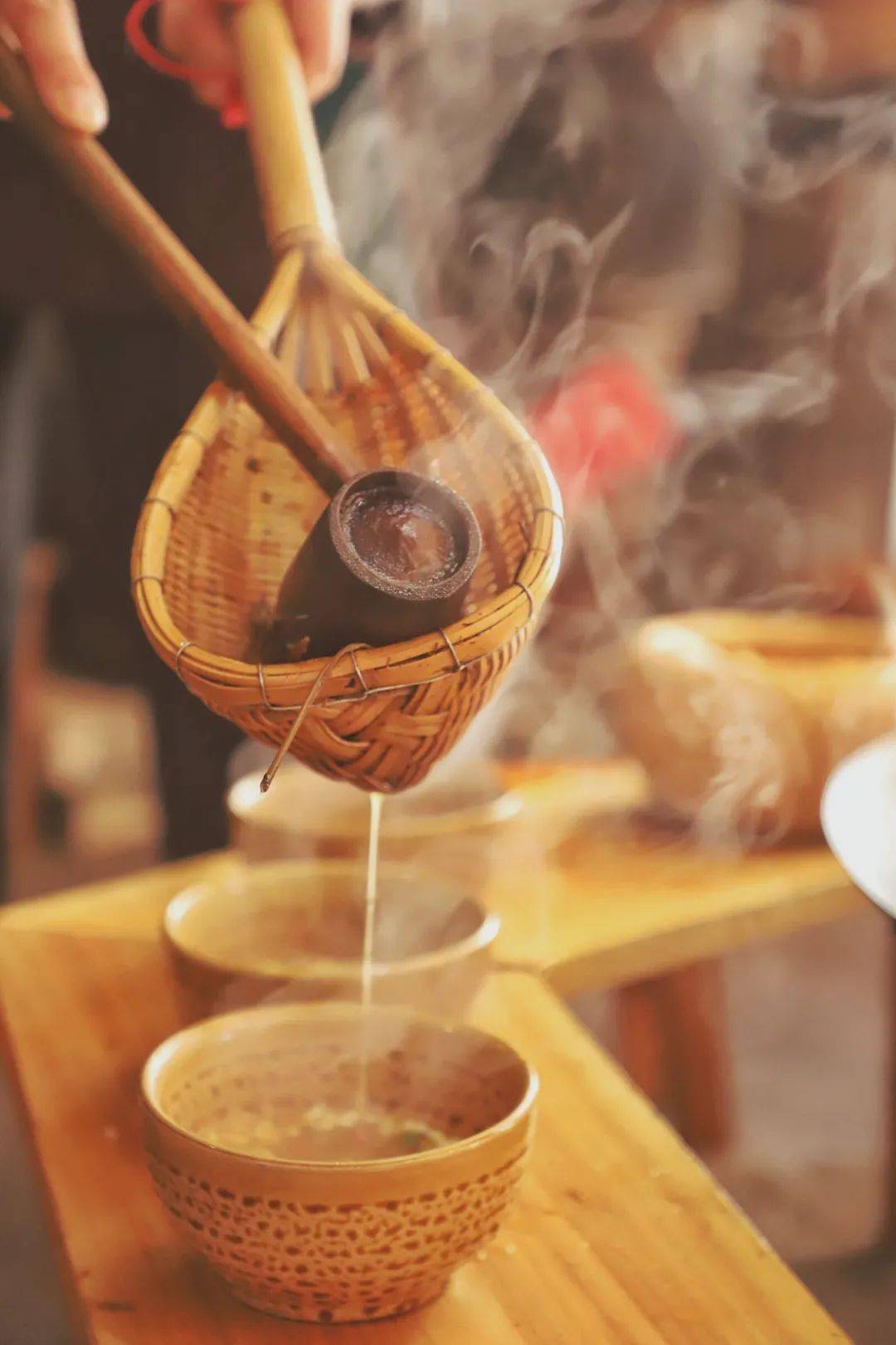 除了原料上和清茶有所差别,制作油茶的方式也很有特色,俗称"打油茶".