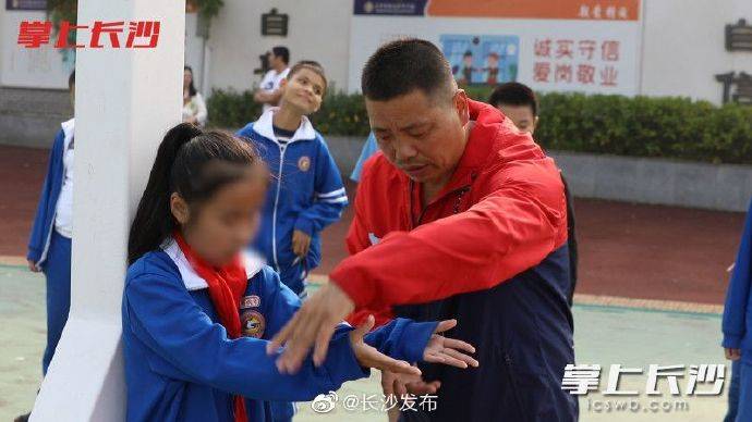 盲童|他给1000余名盲童学生装上了“会走路的眼睛”