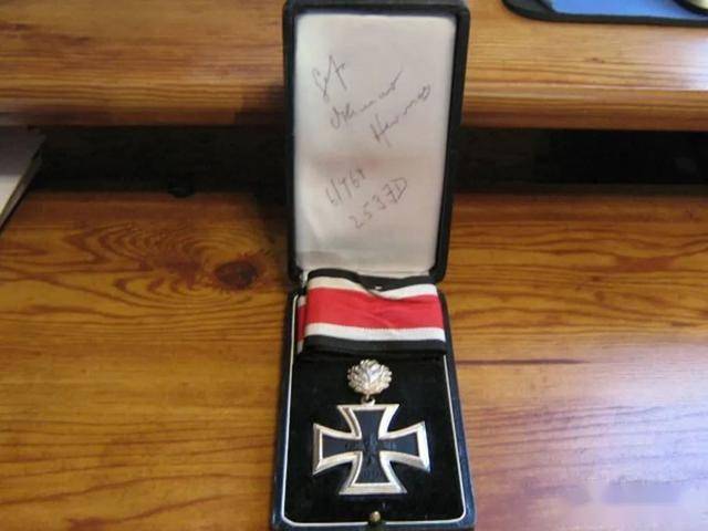 置于包装盒内的1957年版橡叶骑士十字勋章.