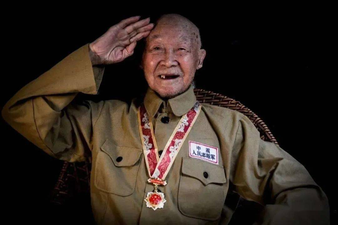 抗美援朝,打败美帝野心狼……"曾担任抗美援朝战争战地记者的卢陆念