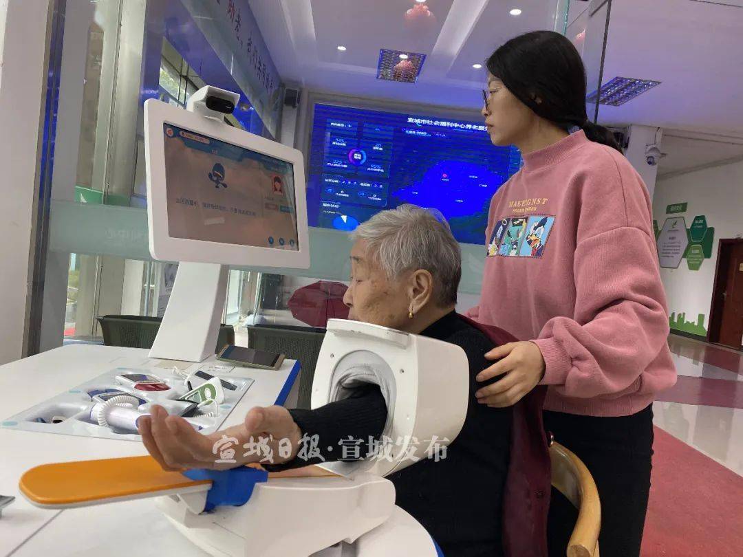 机器人护理床全屋智能家居宣城首家智慧养老院长这样