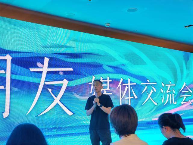万科“讨好”95后，董事长郁亮自曝纹身，地产下