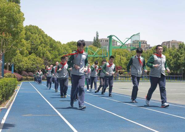 体育课|在这所上海初中，体育老师当班主任是传统：学生家长都点赞