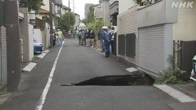 东京住宅区道路突然塌陷,原因竟然是这个._手机搜狐