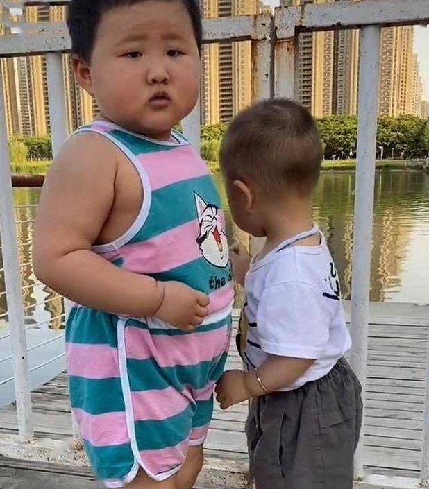 体格|同龄宝宝小区偶遇，体格悬殊惹人注目，宝妈笑称：S码撞上XL码