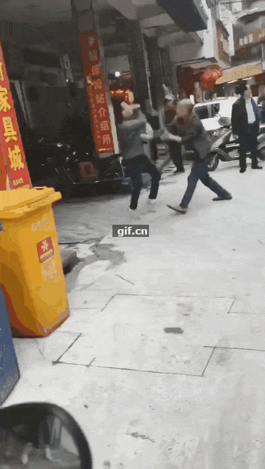 长乐两男子街头打架,造成一男子腹部大量渗血!