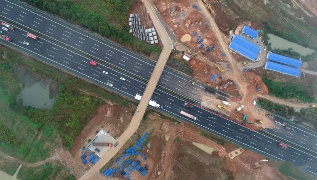 据悉,这也是目前巢湖境内最大的高速公路枢纽互通.