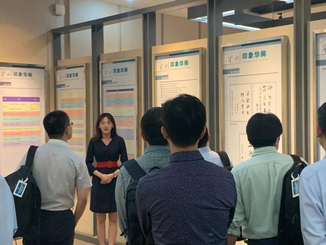 中南地区省直高校干部培训班60人参观校史馆,由讲解员朱雨婷,易璨之