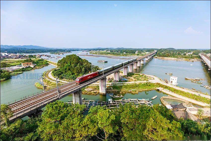2019年10月5日.飞驰在钦防高铁茅岭大桥上的沿海铁路特快.