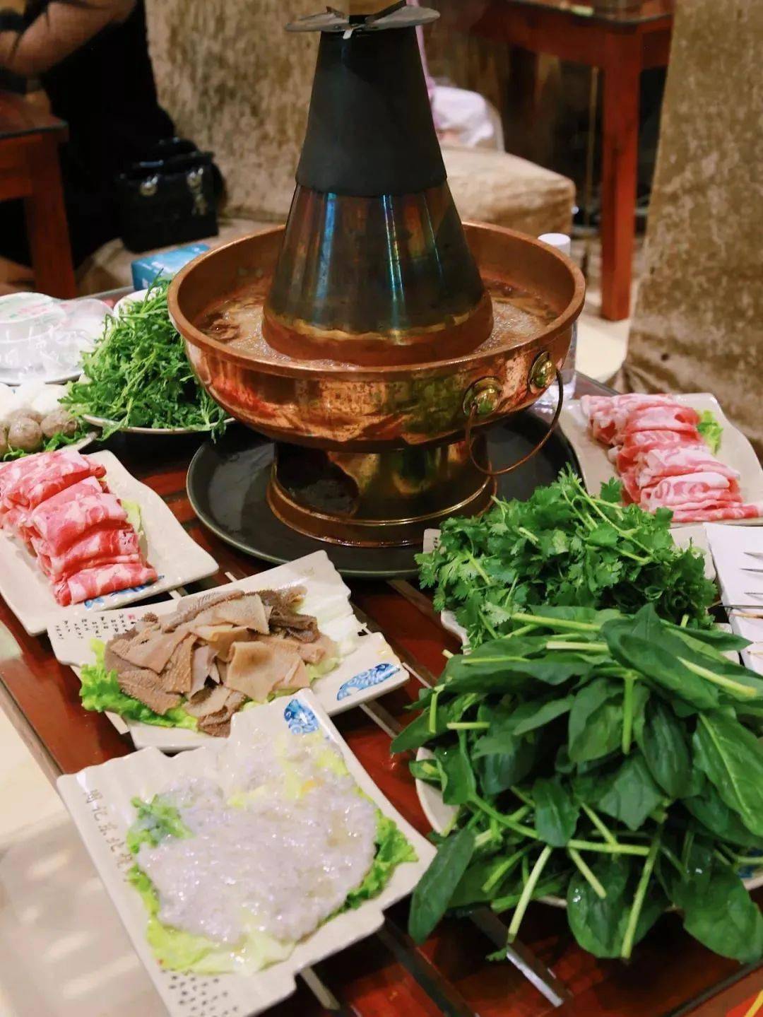 烧烤|用一口锅吸引了90%的回头客！更牛的是...十堰这家人气餐饮店