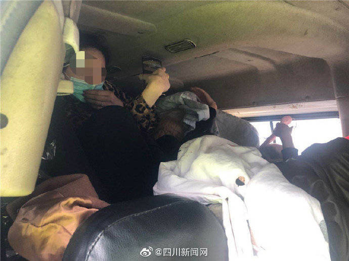 乘客|四川高速公安挡获一客货混装面包车 乘客被挤货物间“夹缝中求生存”