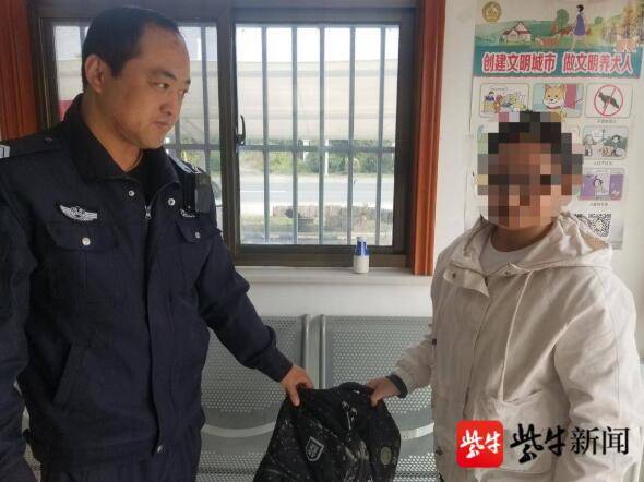浦口|女生骑车颠掉书包浑然不觉，民警查找帮她寻回