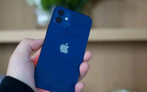 iPhone|iPhone 12蓝色冲上热搜第一，网友吵翻