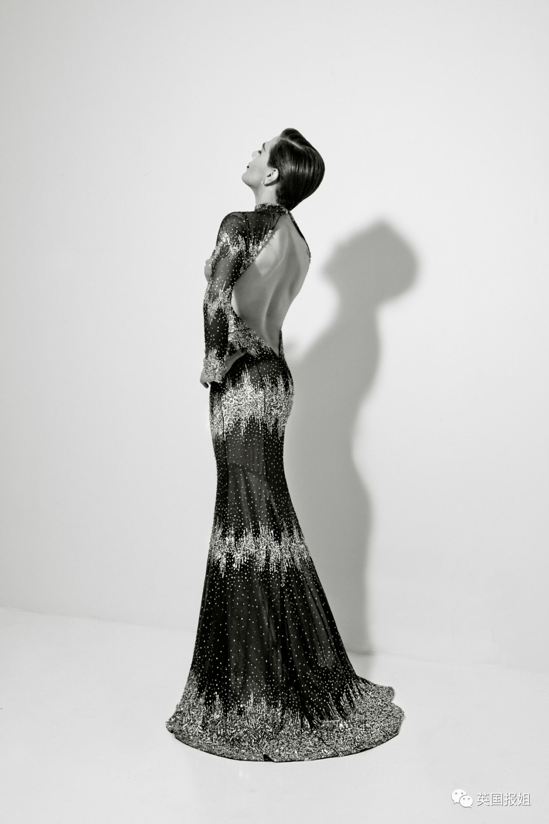 硬汉老爸爱上高跟鞋配短裙？长腿翘臀画风太妖娆