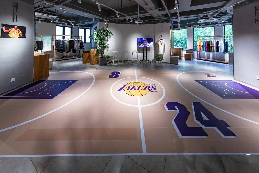 活动现场的地面被装点成了湖人主场地板的样貌